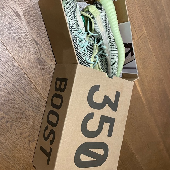 Yeezy Boost 350 V2 Men’s size 8.5 (yellow) bought from Stock X - authentic - Picture 6 of 9